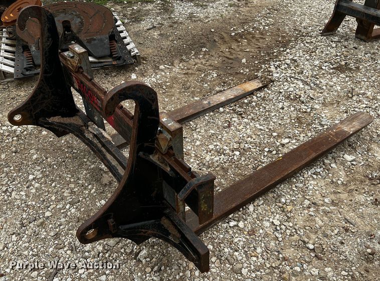 image for item MF9842 John Deere  forks