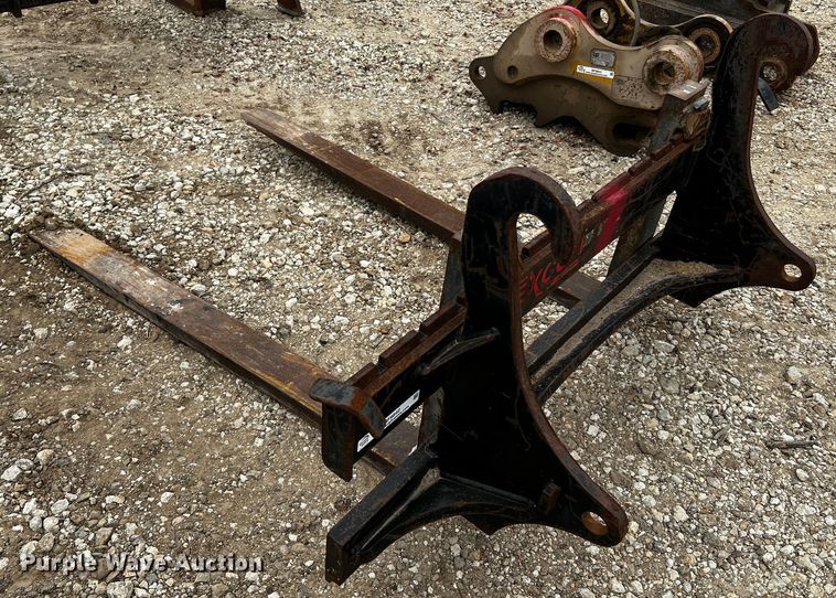 image for item MF9842 John Deere  forks