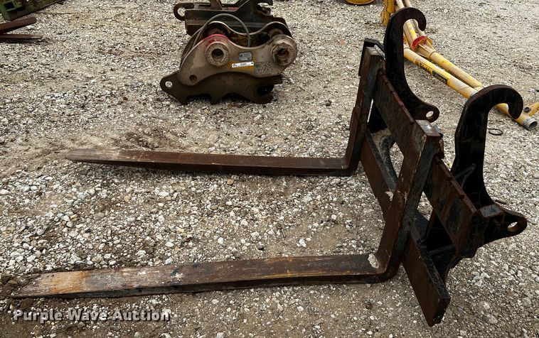 image for item MF9842 John Deere  forks