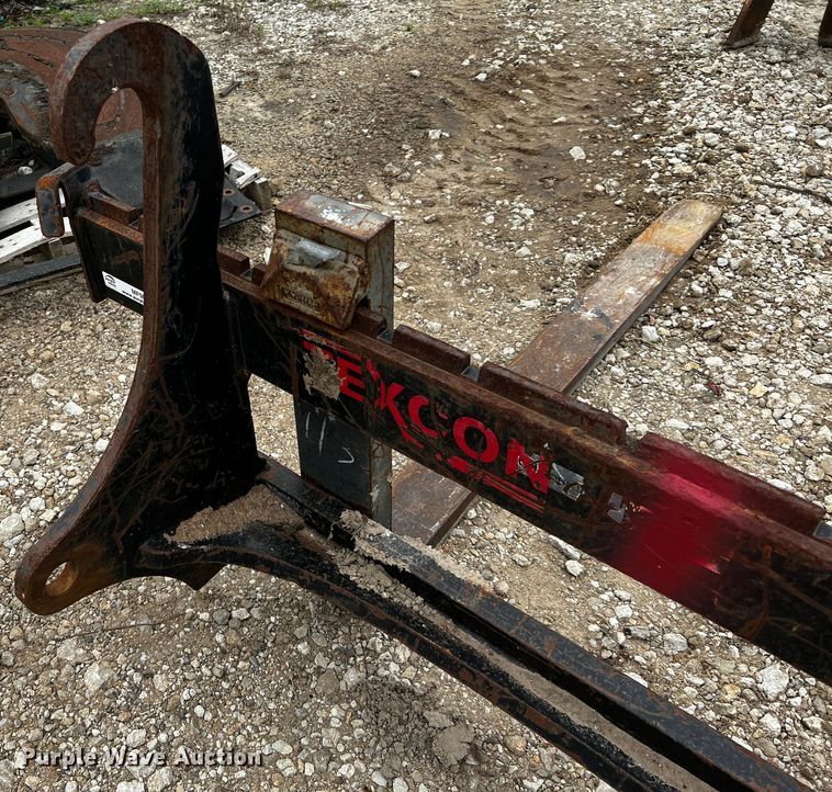 image for item MF9842 John Deere  forks