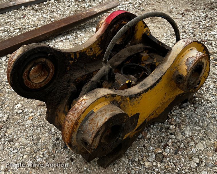 image for item MF9843 Caterpillar B Linkage  quick coupler