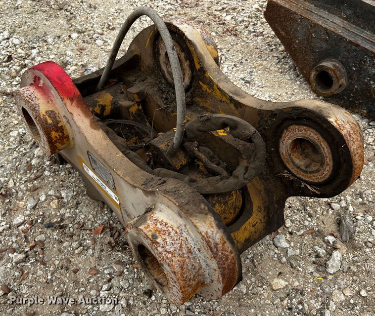 image for item MF9843 Caterpillar B Linkage  quick coupler