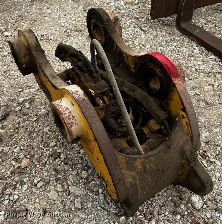 image for item MF9843 Caterpillar B Linkage  quick coupler