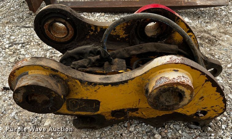 image for item MF9843 Caterpillar B Linkage  quick coupler