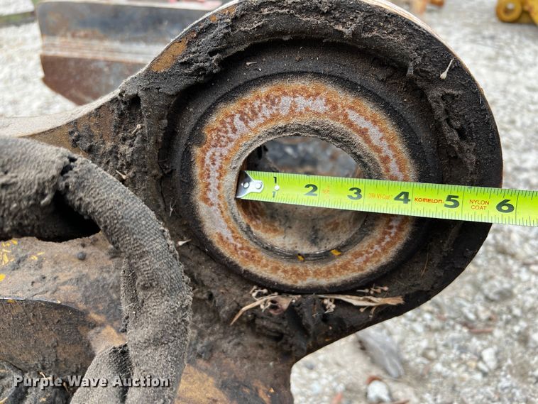 image for item MF9843 Caterpillar B Linkage  quick coupler