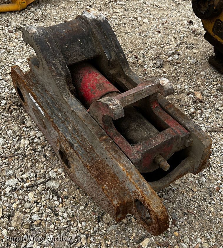 image for item MF9844 Strickland TL21AUT  quick coupler