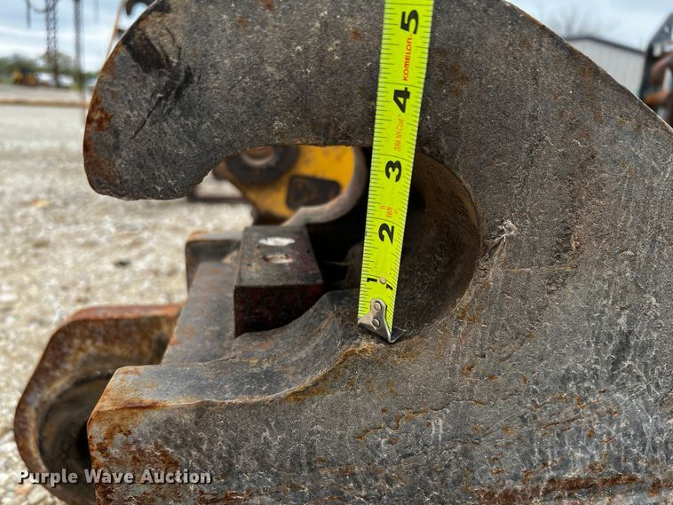 image for item MF9844 Strickland TL21AUT  quick coupler