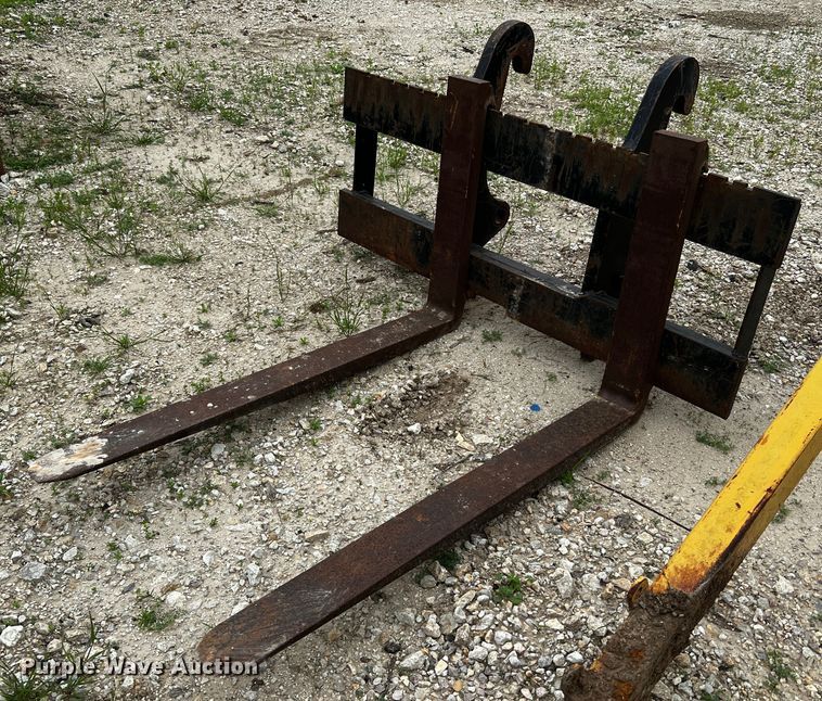 image for item MF9850 Caterpillar  forks