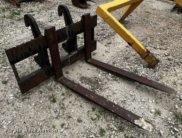 image for item MF9850 Caterpillar  forks