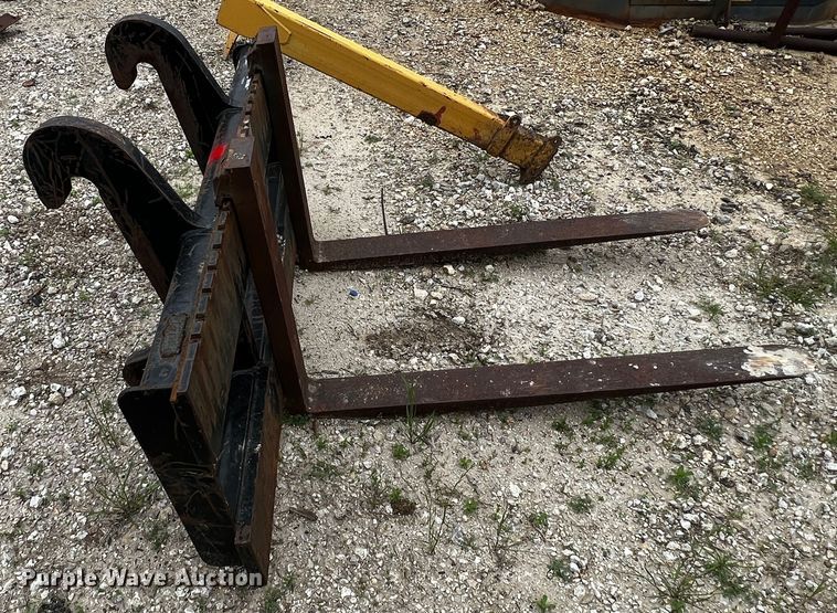 image for item MF9850 Caterpillar  forks