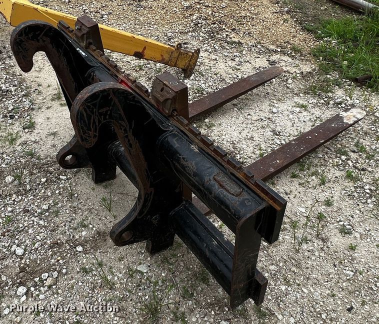 image for item MF9850 Caterpillar  forks