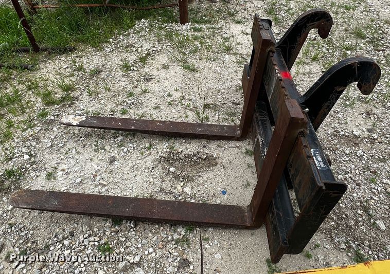 image for item MF9850 Caterpillar  forks