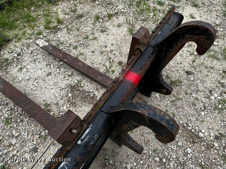 image for item MF9850 Caterpillar  forks