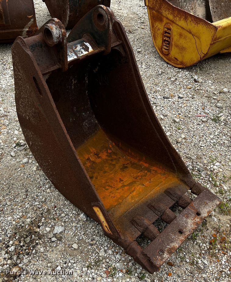 image for item MF9856 Caterpillar  24" bucket