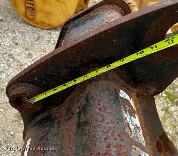 image for item MF9856 Caterpillar  24" bucket