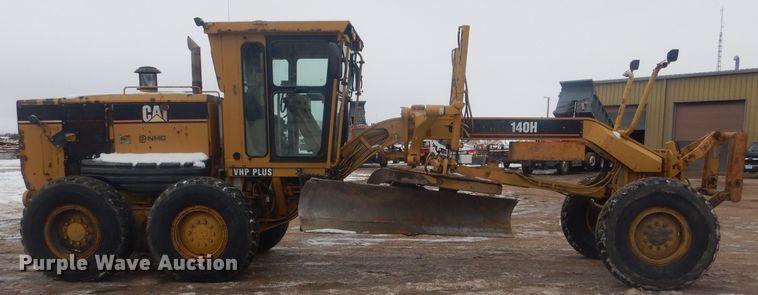 image for item DJ7005 2005 Caterpillar 140H  motor grader