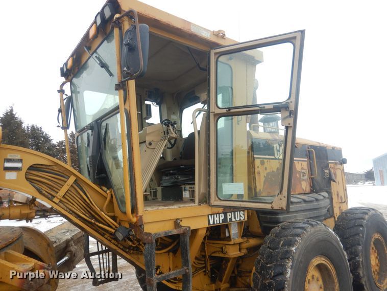 image for item DJ7005 2005 Caterpillar 140H  motor grader