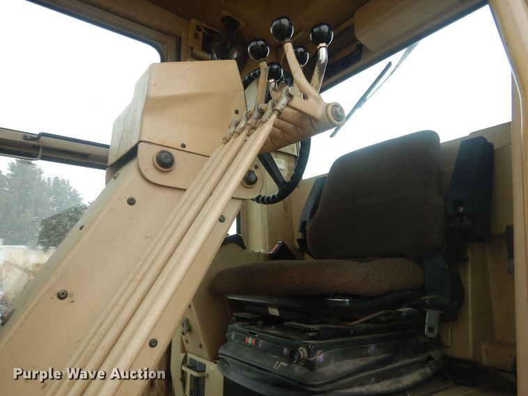 image for item DJ7005 2005 Caterpillar 140H  motor grader