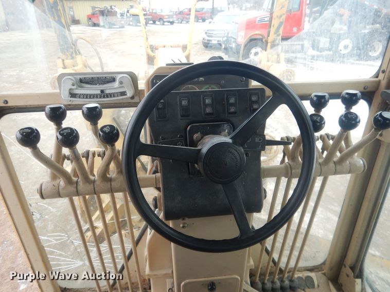 image for item DJ7005 2005 Caterpillar 140H  motor grader