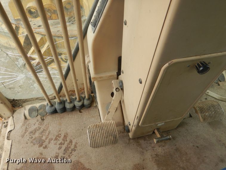 image for item DJ7005 2005 Caterpillar 140H  motor grader