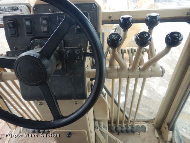 image for item DJ7005 2005 Caterpillar 140H  motor grader
