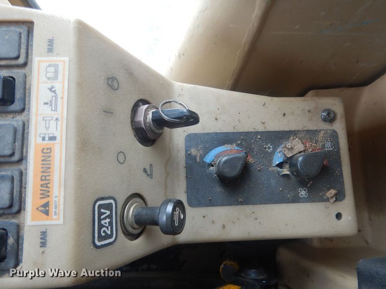 image for item DJ7005 2005 Caterpillar 140H  motor grader