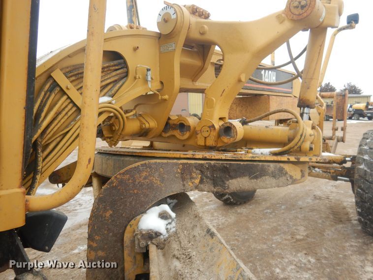 image for item DJ7005 2005 Caterpillar 140H  motor grader