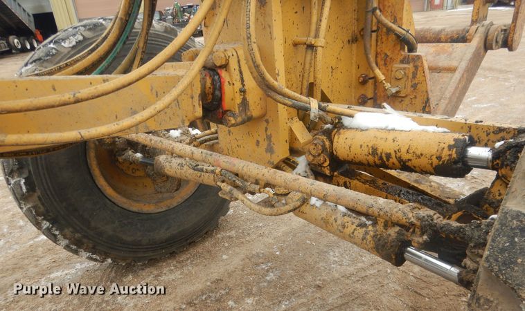 image for item DJ7005 2005 Caterpillar 140H  motor grader