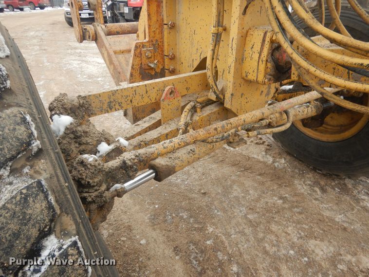 image for item DJ7005 2005 Caterpillar 140H  motor grader