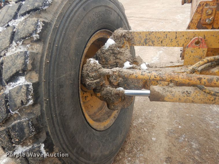 image for item DJ7005 2005 Caterpillar 140H  motor grader