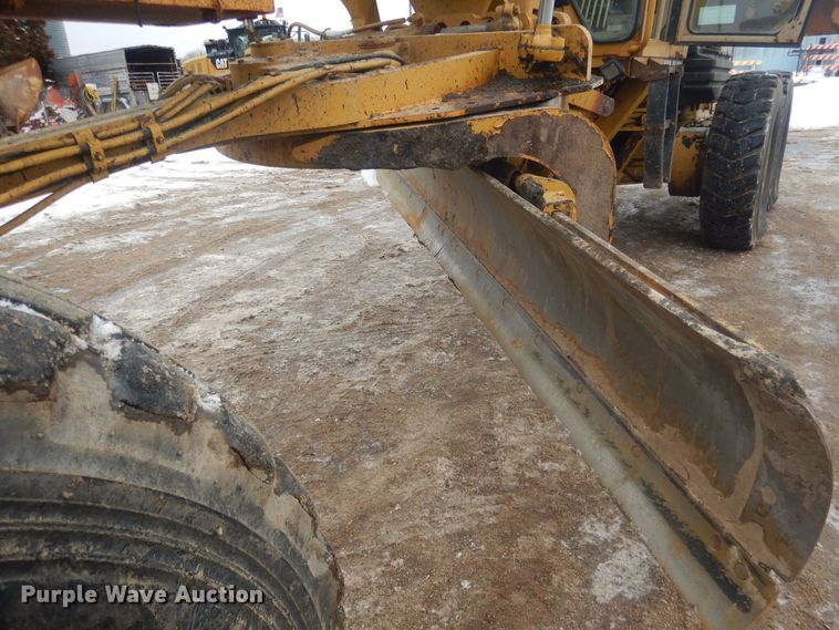 image for item DJ7005 2005 Caterpillar 140H  motor grader