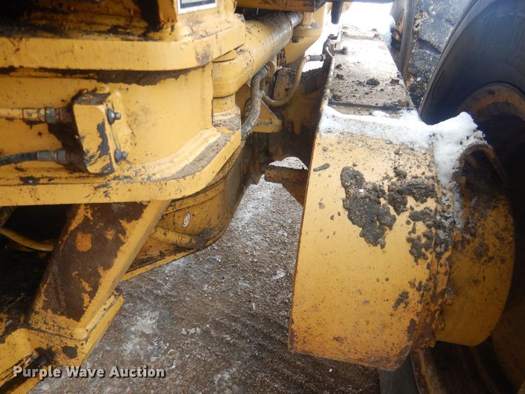 image for item DJ7005 2005 Caterpillar 140H  motor grader