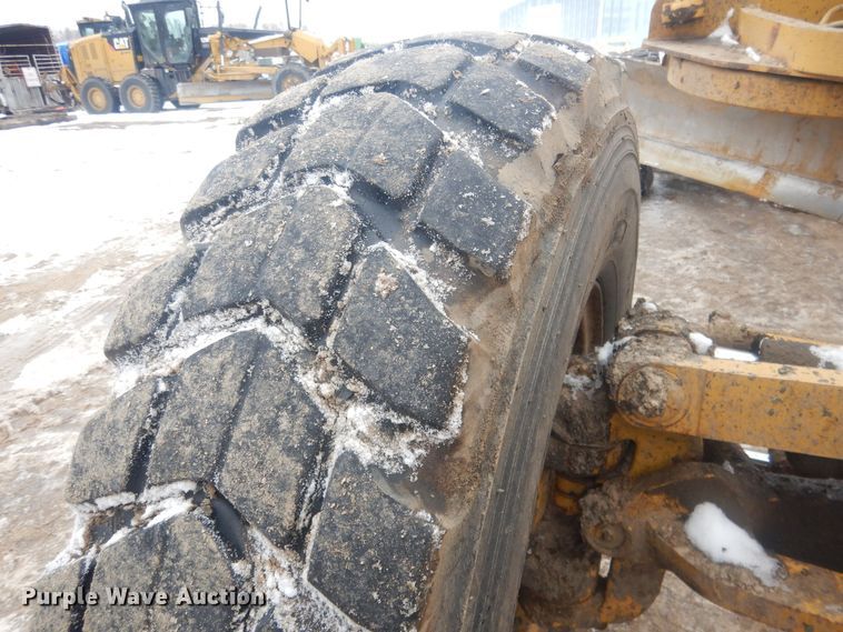 image for item DJ7005 2005 Caterpillar 140H  motor grader