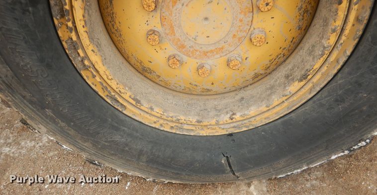 image for item DJ7005 2005 Caterpillar 140H  motor grader