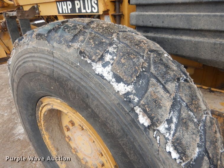 image for item DJ7005 2005 Caterpillar 140H  motor grader