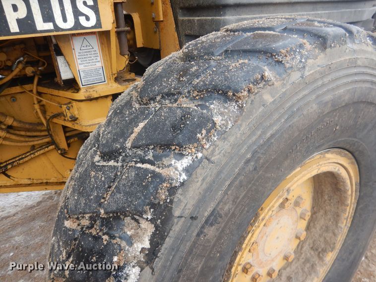 image for item DJ7005 2005 Caterpillar 140H  motor grader