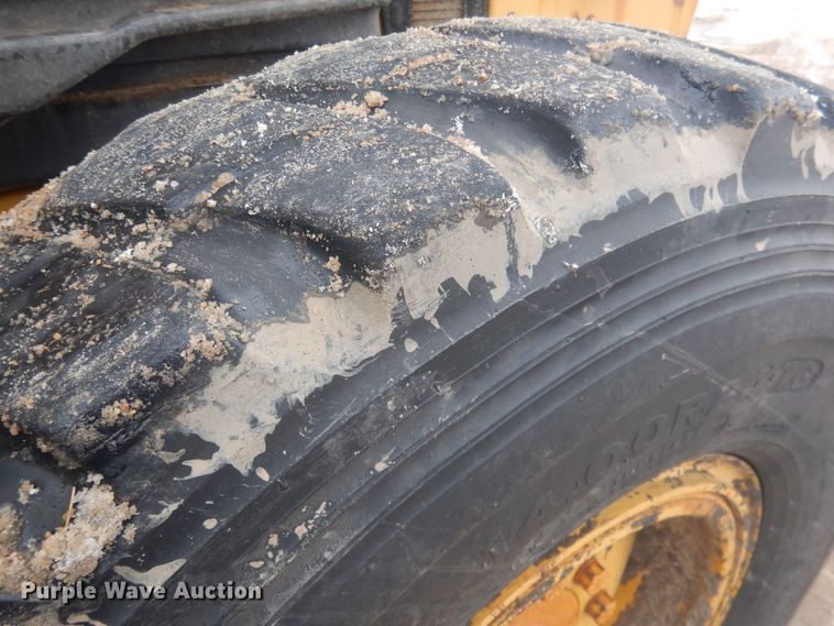 image for item DJ7005 2005 Caterpillar 140H  motor grader