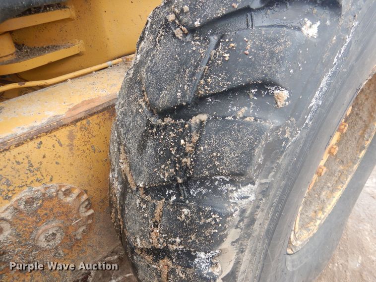 image for item DJ7005 2005 Caterpillar 140H  motor grader