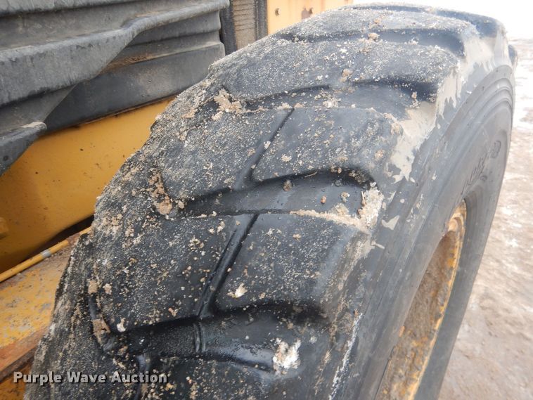 image for item DJ7005 2005 Caterpillar 140H  motor grader