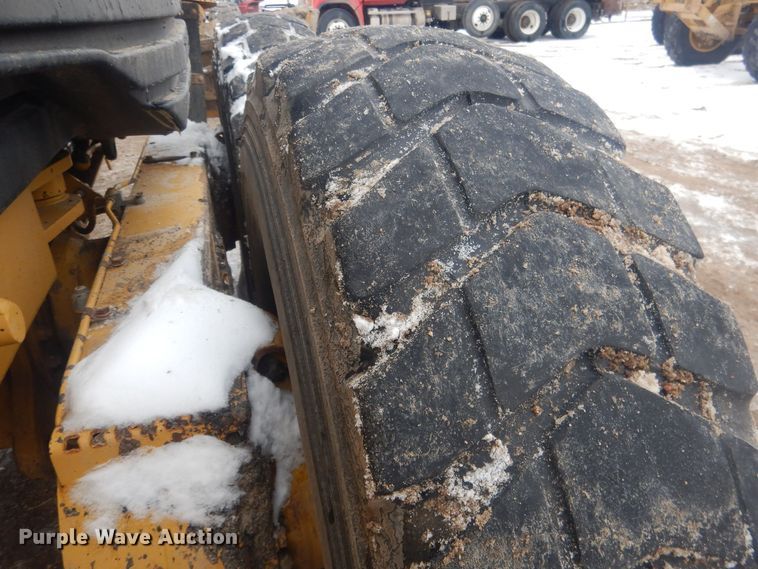 image for item DJ7005 2005 Caterpillar 140H  motor grader