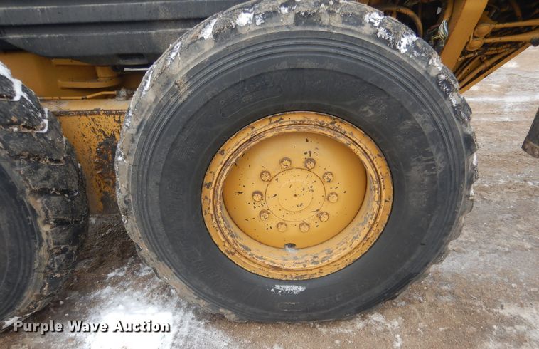 image for item DJ7005 2005 Caterpillar 140H  motor grader