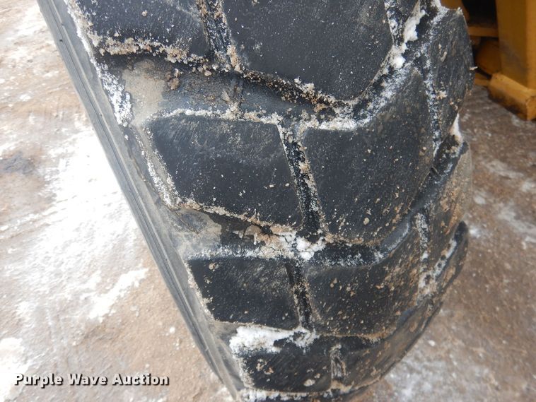 image for item DJ7005 2005 Caterpillar 140H  motor grader