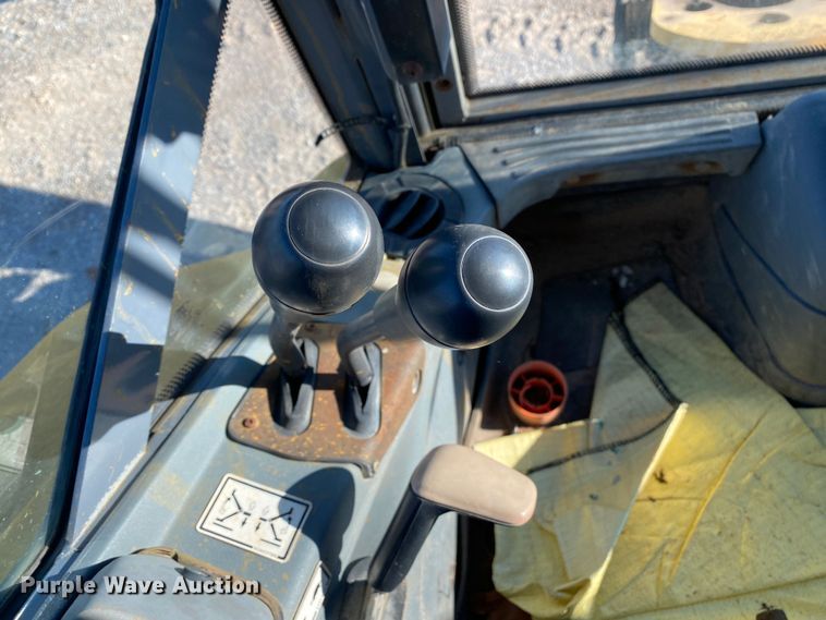 image for item DL7076 1999 New Holland 555E  backhoe