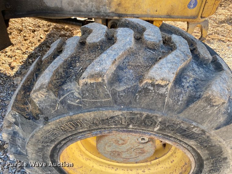 image for item DL7076 1999 New Holland 555E  backhoe