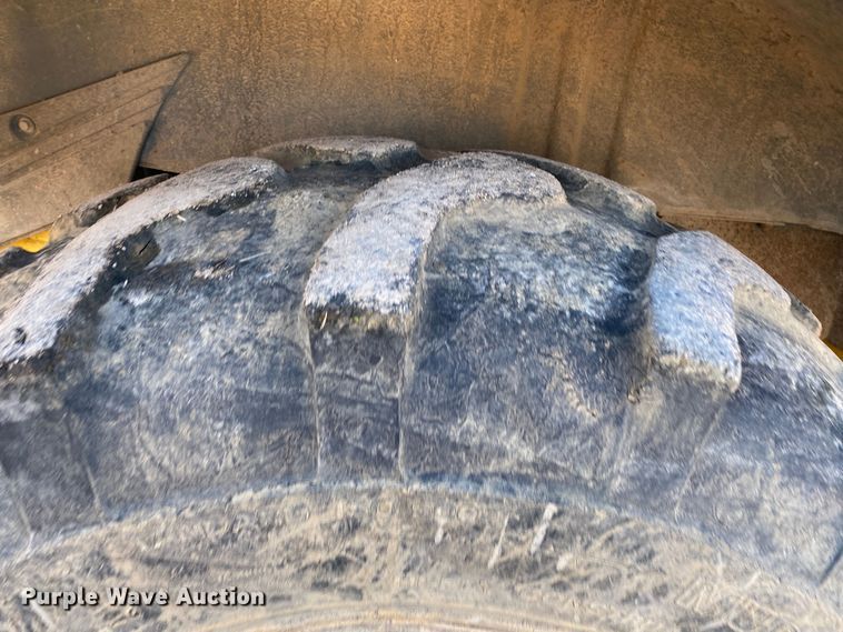 image for item DL7076 1999 New Holland 555E  backhoe