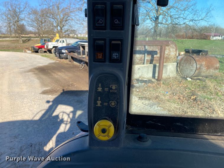 image for item DL7077 2006 New Holland TL100A  tractor