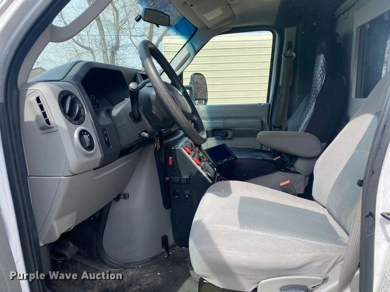 image for item DL7113 2016 Ford E450 Super Duty  ambulance