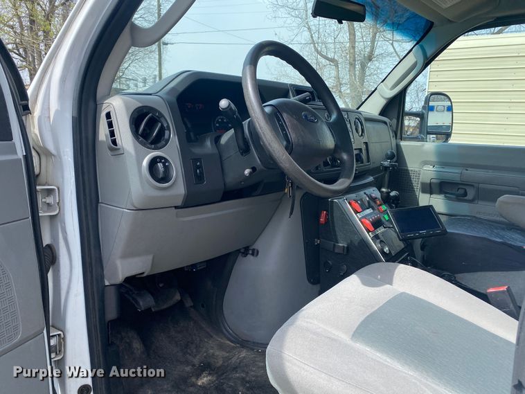 image for item DL7113 2016 Ford E450 Super Duty  ambulance