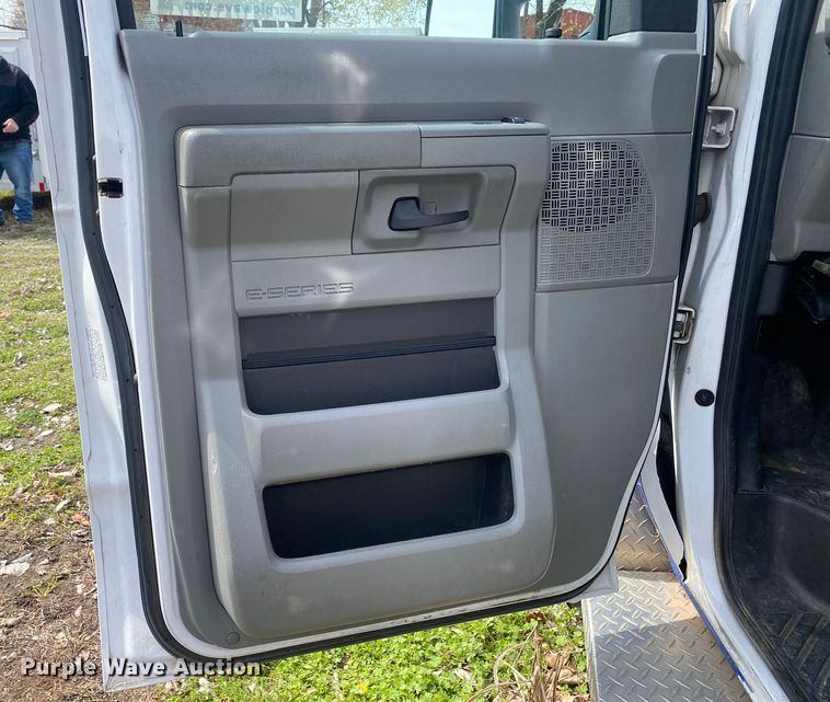 image for item DL7113 2016 Ford E450 Super Duty  ambulance