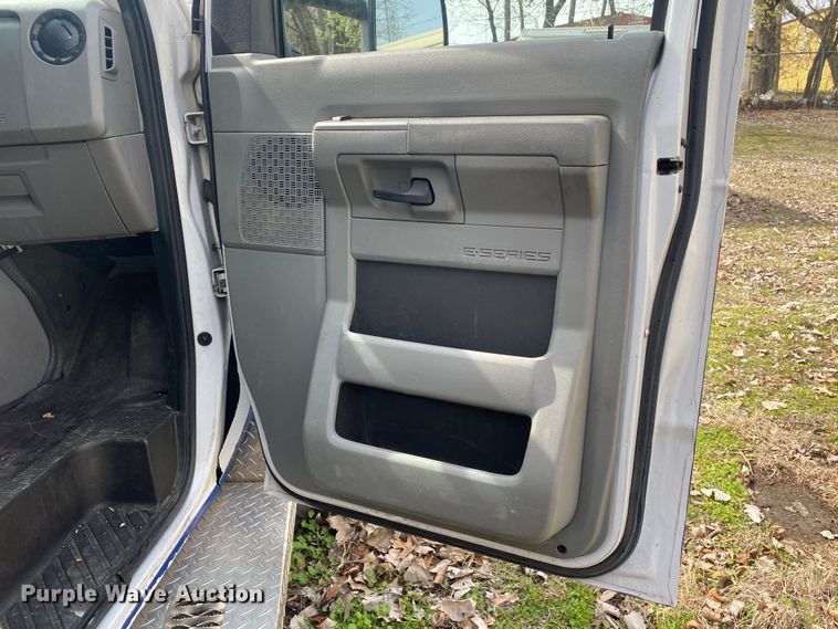 image for item DL7113 2016 Ford E450 Super Duty  ambulance